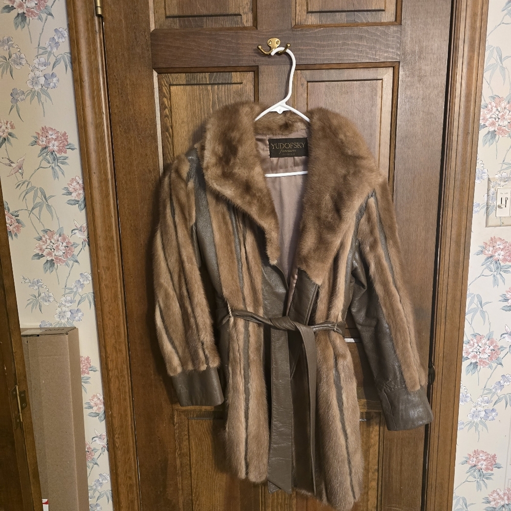 Brown mink real Fur Coat for Women - Picture 3 of 16